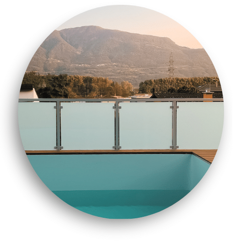 Bassengstaket med frostet laminert glass og rustfrie stolper – perfekt for skjerming og privatliv i bassengmiljø.