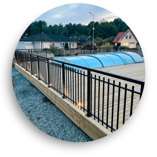 Svart pulverlakkert smijernsrekkverk i aluminium – avgrenser treterrasse og basseng med tidløs stil og høy sikkerhet.