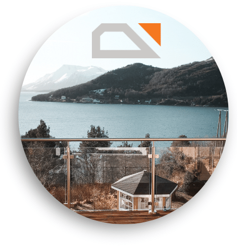 Glassgjerde med rustfrie stolper og håndløper montert på terrasse med storslått utsikt over fjord, fjell og småhusbebyggelse.