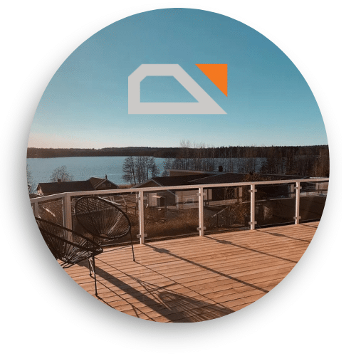 Pulverbeschichtetes Aluminiumgeländer mit Glas auf Terrasse bei Sonnenuntergang – ideale Lösung für stilvolle Balkone.