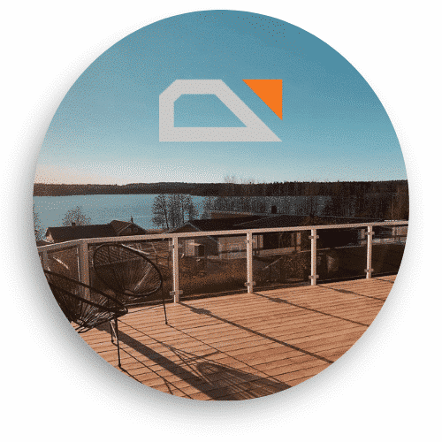 Elegant glassrekkverk med hvite stolper og pene avslutninger på solrik terrasse med utsikt over innsjøen.