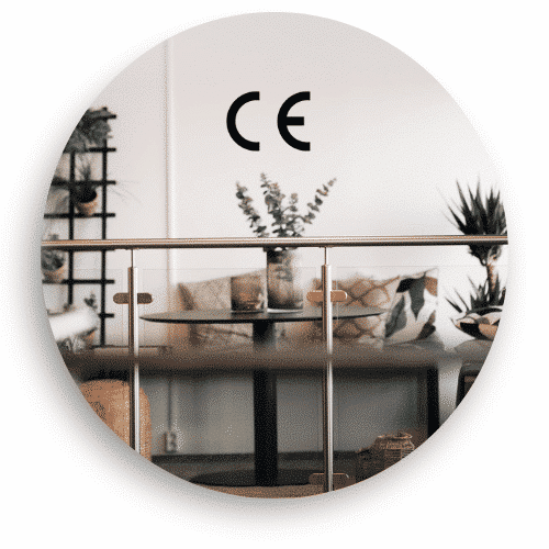 Innendørs glassrekkverk med CE-merking som viser produktets sikkerhet og godkjenning etter europeiske standarder.
